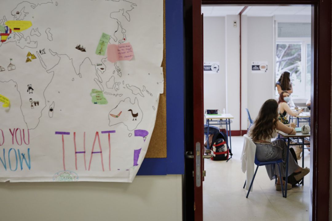 Entrada a una clase del Colegio Alameda de Osuna. Entrada a una clase del Colegio Alameda de Osuna.