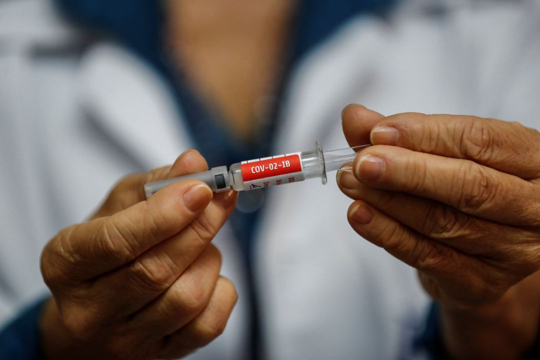 Imagen de archivo de un vial de una posible vacuna contra el coronavirus Imagen de archivo de un vial de una posible vacuna contra el coronavirus