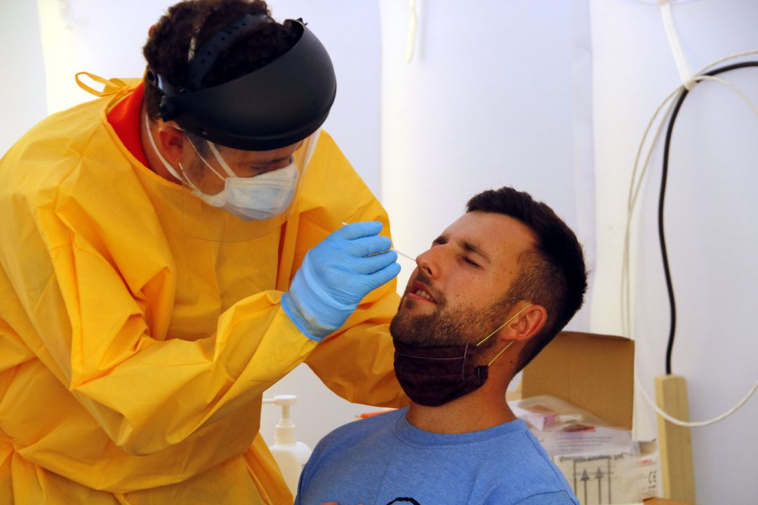 Un sanitario haciendo una PCR Un sanitario haciendo una PCR