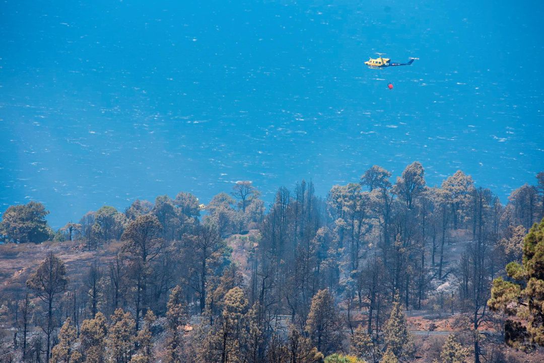 Un helicóptero que participa en las labores de extinción del incendio de La Palma Un helicóptero que participa en las labores de extinción del incendio de La Palma