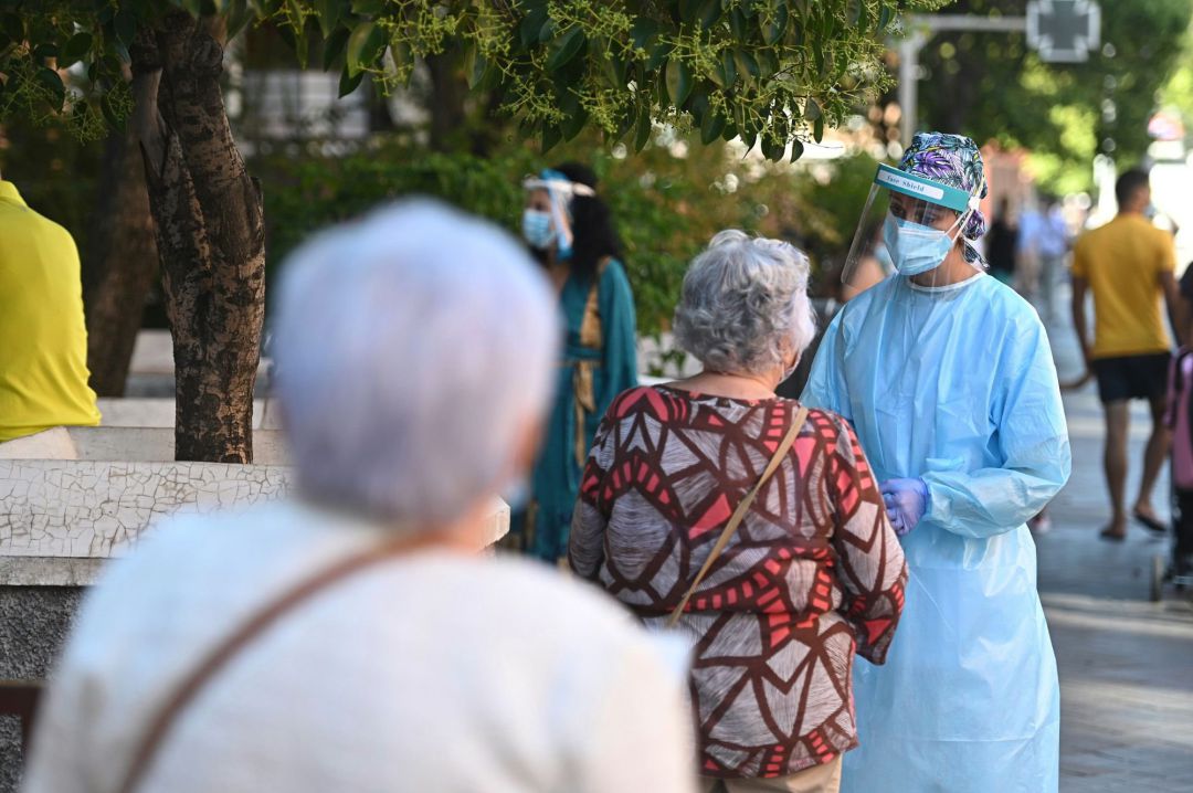 Varias personas esperan su turno para las pruebas aleatorias de PCR. Varias personas esperan su turno para las pruebas aleatorias de PCR.