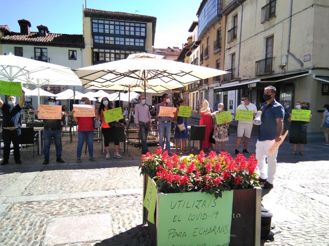 Los comerciantes ambulantes del mercado de Plegarias se manifiestan junto al Ayuntamiento en busca de soluciones Los comerciantes ambulantes del mercado de Plegarias se manifiestan junto al Ayuntamiento en busca de soluciones