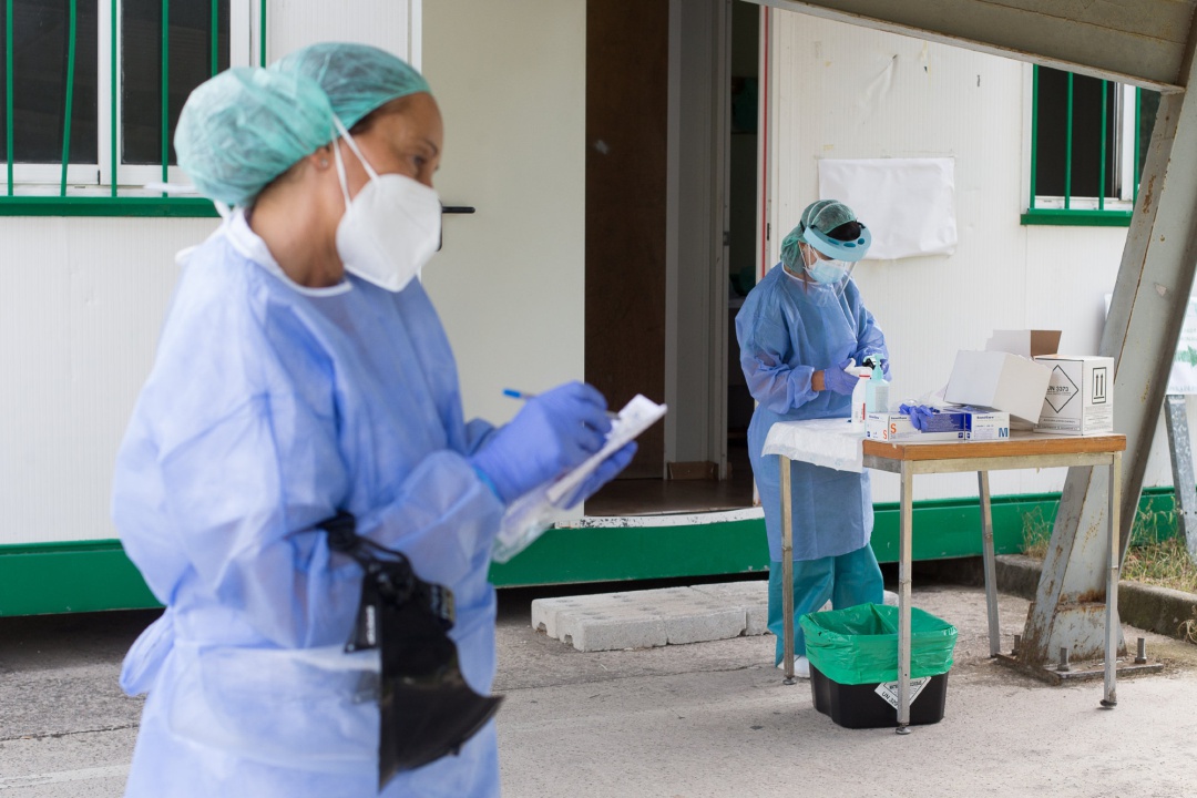 Dos sanitarias preparan pruebas PCR en Monforte de Lemos (Lugo). Dos sanitarias preparan pruebas PCR en Monforte de Lemos (Lugo).