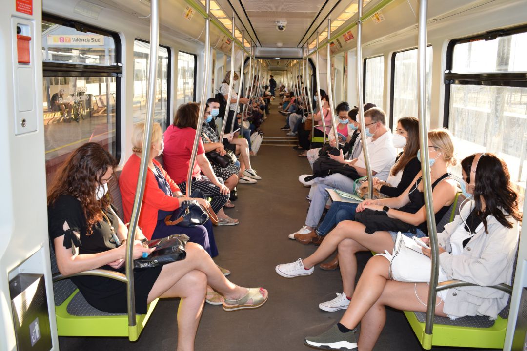 Usuarios en tren de Metrovalencia Usuarios en tren de Metrovalencia