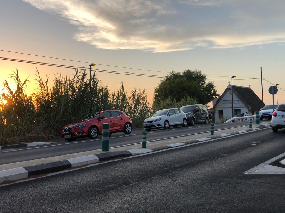 Tramo de la CV-500 a la altura de la Gola de Puchol atravesado por decenas de personas a la hora del atardecer Tramo de la CV-500 a la altura de la Gola de Puchol atravesado por decenas de personas a la hora del atardecer