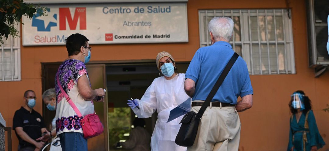 Varias personas esperan su turno para las pruebas aleatorias de PCR en el Centro de Salud Abrantes en el distrito de Carabanchel en Madrid, este martes. Varias personas esperan su turno para las pruebas aleatorias de PCR en el Centro de Salud Abrantes en el distrito de Carabanchel en Madrid, este martes.