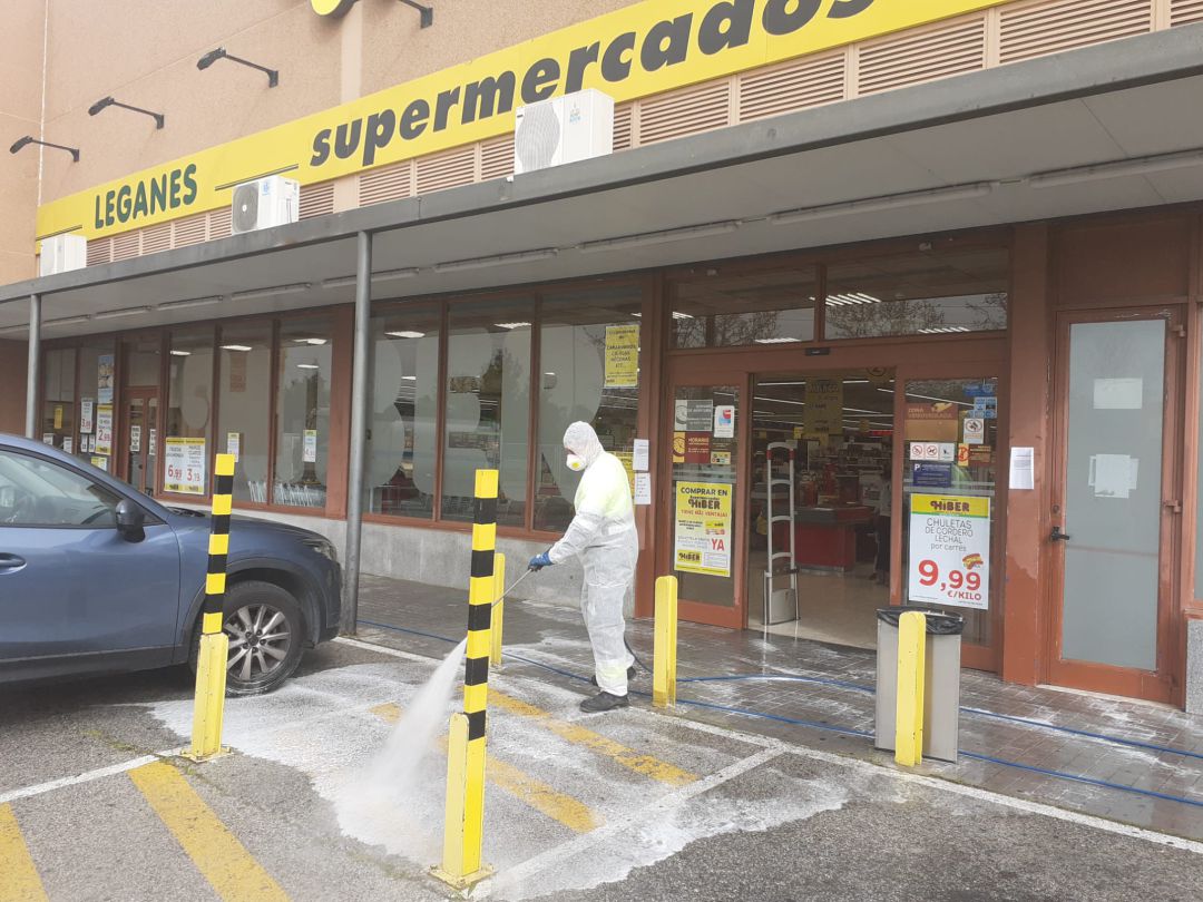 Un operario desinfecta el exterior de un supermercado en la localidad leganense. Un operario desinfecta el exterior de un supermercado en la localidad leganense.