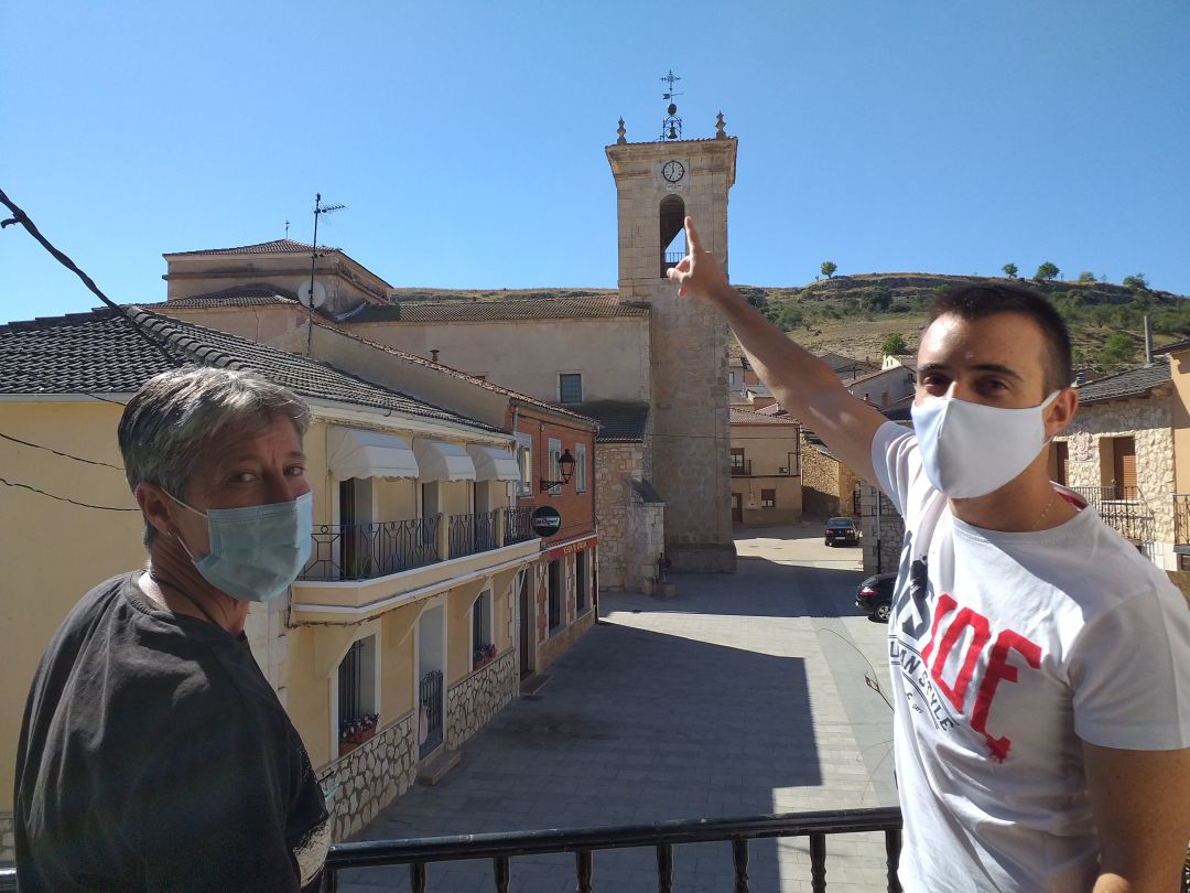 Daniel Sanz señala el reloj objeto de este estudio, desde el balcón del Ayuntamiento, con la segunda teniente de alcalde, Elena Salvador Daniel Sanz señala el reloj objeto de este estudio, desde el balcón del Ayuntamiento, con la segunda teniente de alcalde, Elena Salvador