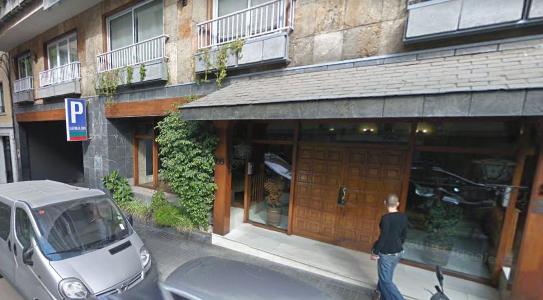 El portal del hostal de Barcelona donde se han producido los hechos El portal del hostal de Barcelona donde se han producido los hechos