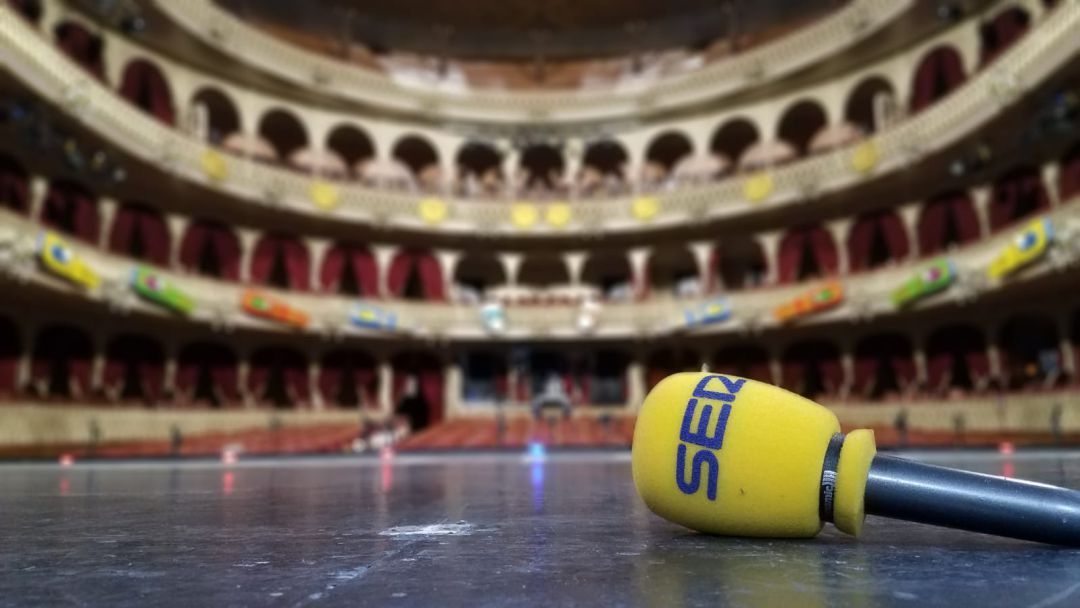 Micrófono de Radio Cádiz sobre las tablas del Gran Teatro Falla Micrófono de Radio Cádiz sobre las tablas del Gran Teatro Falla