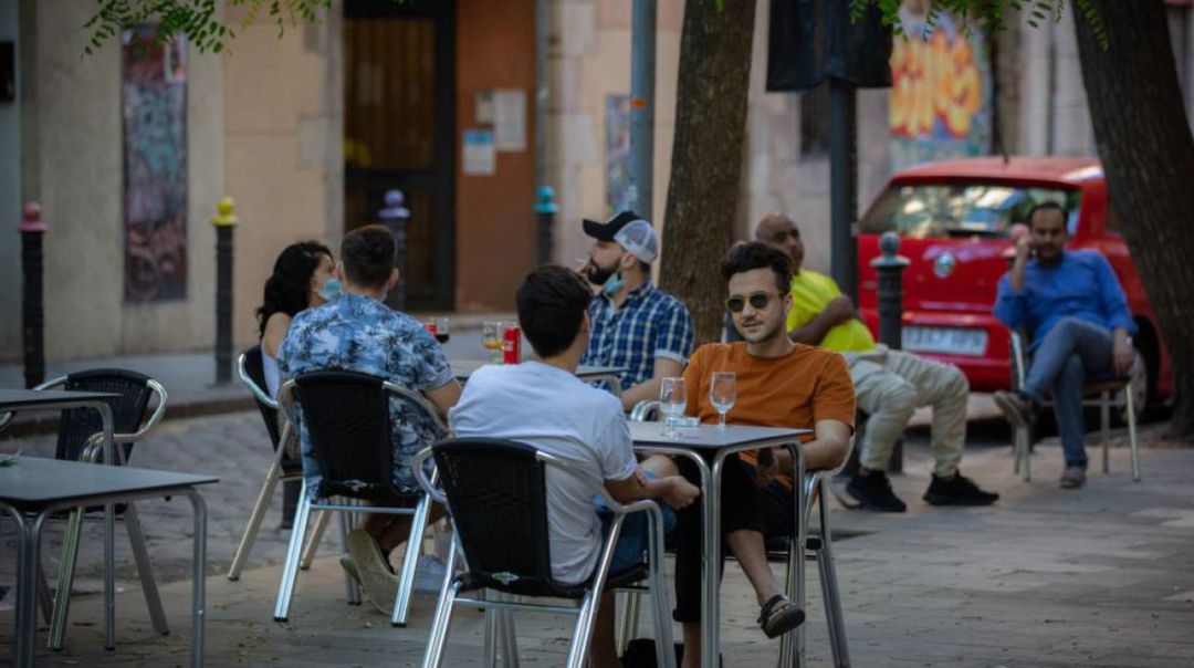 Clientes en la terraza de un bar. Clientes en la terraza de un bar.