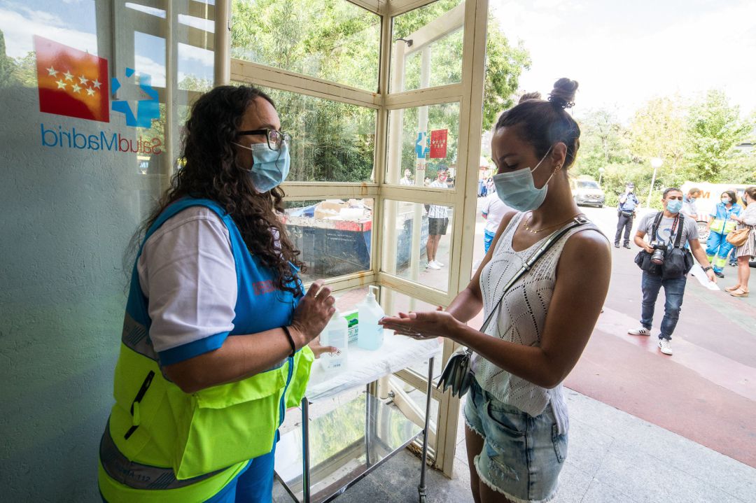 Dispositivo para la realización de pruebas PCR la semana pasada en el Centro de Salud Federica Montseny, para población de entre 15 y 49 años y destinado a la detección precoz de coronavirus en personas asintomáticas. Dispositivo para la realización de pruebas PCR la semana pasada en el Centro de Salud Federica Montseny, para población de entre 15 y 49 años y destinado a la detección precoz de coronavirus en personas asintomáticas.