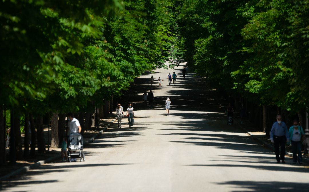 Varias personas pasean por el parque de El Retiro. Varias personas pasean por el parque de El Retiro.