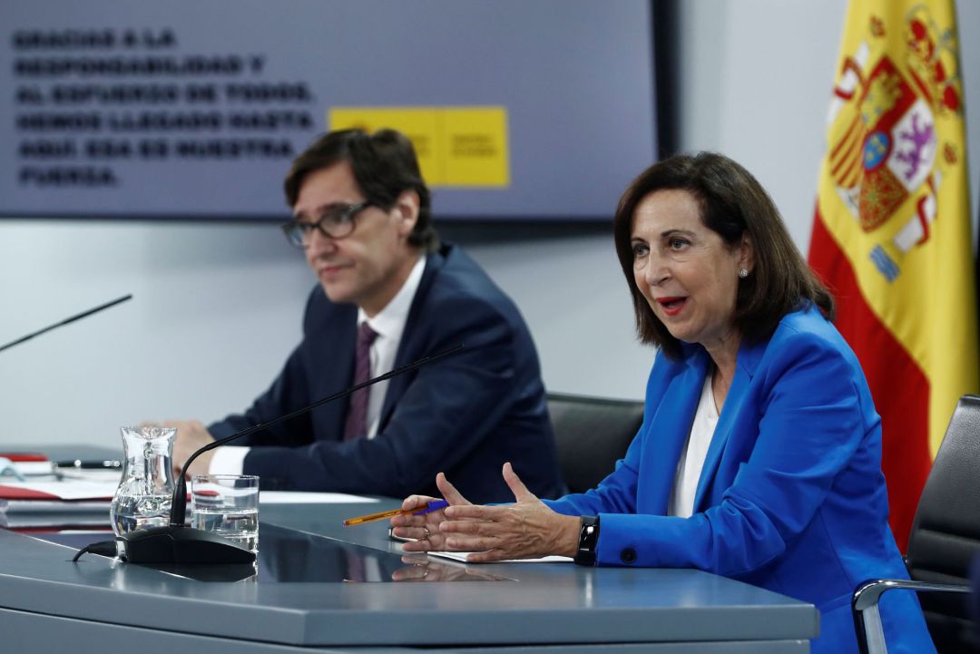 La ministra de Defensa Margarita Robles y y el ministro de Sanidad Salvador Illa, durante la rueda de prensa. La ministra de Defensa Margarita Robles y y el ministro de Sanidad Salvador Illa, durante la rueda de prensa.