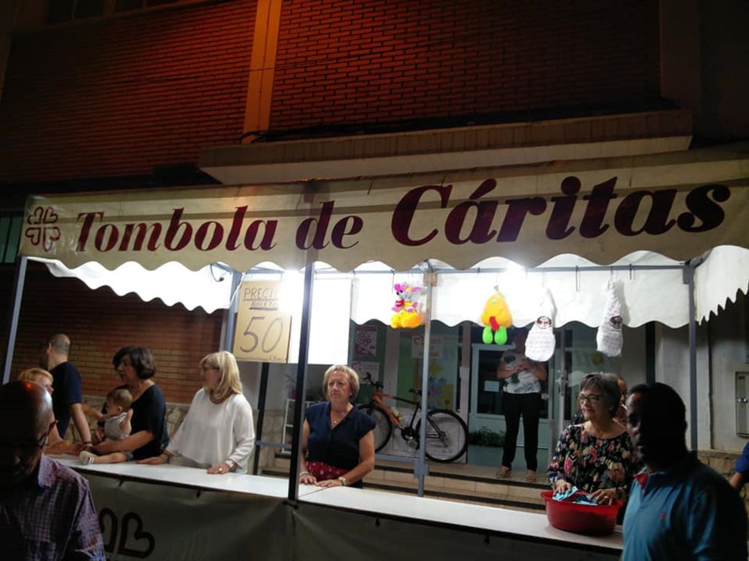 Foto de Archivo: Tómbola de Cáritas durante la Feria de Motilla Foto de Archivo: Tómbola de Cáritas durante la Feria de Motilla