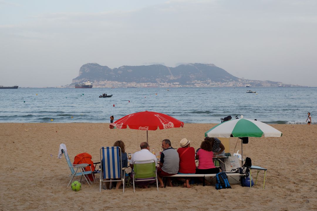 Varias personas en la playa del Rinconcillo, en Algeciras. Varias personas en la playa del Rinconcillo, en Algeciras.