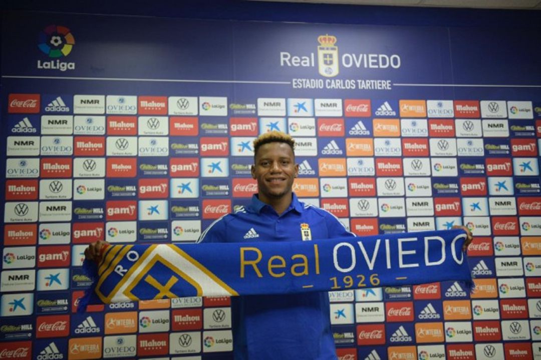 Cedric Teguia, en su presentación como jugador del Real Oviedo. Cedric Teguia, en su presentación como jugador del Real Oviedo.