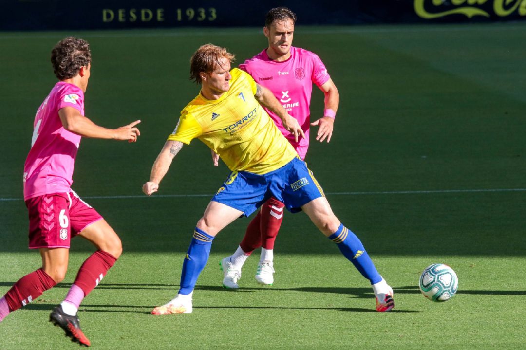 Álex Fernández controla un balón durante un partido de la pasada temporada. Álex Fernández controla un balón durante un partido de la pasada temporada.