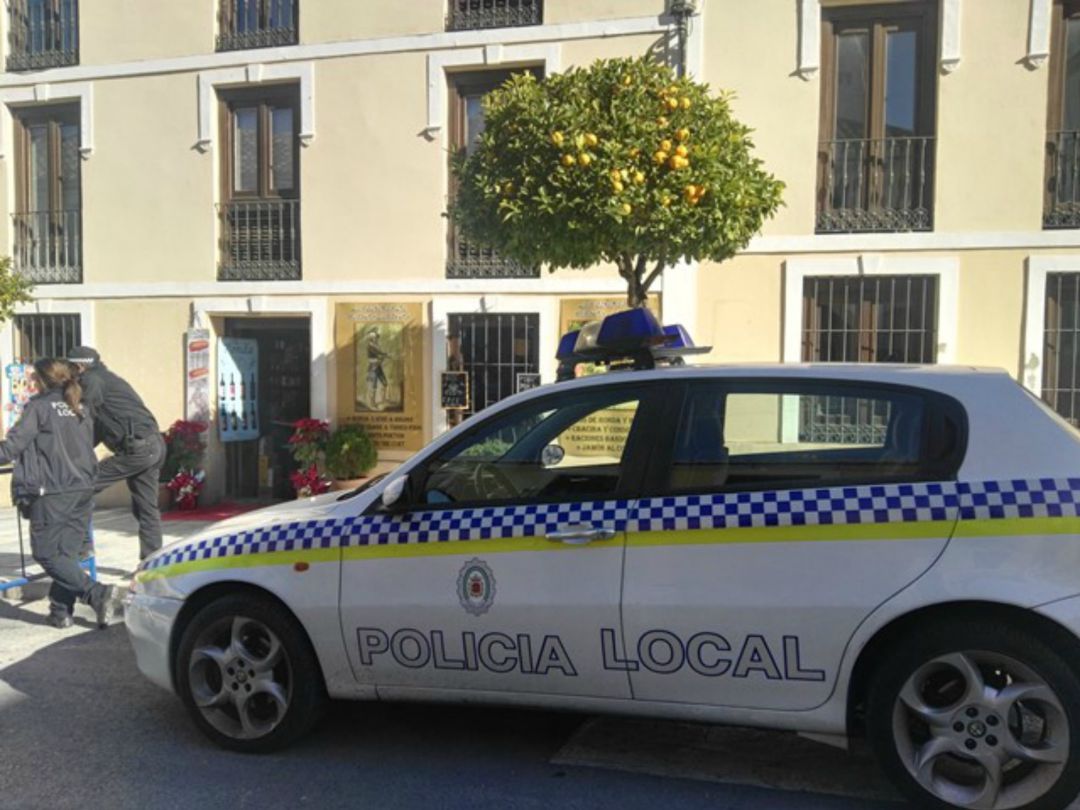 Varios agentes y un vehículo de la Policía Local en calle Armiñán Varios agentes y un vehículo de la Policía Local en calle Armiñán