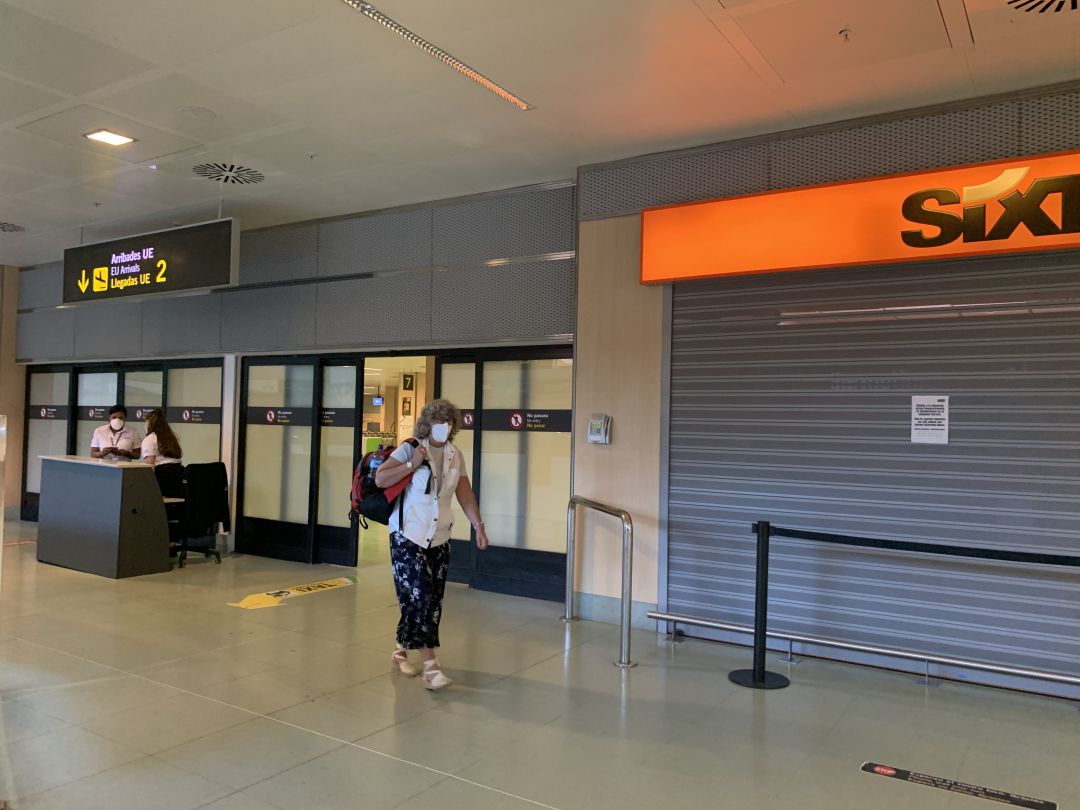 Pasajeros en el aeropuerto de Ibiza Pasajeros en el aeropuerto de Ibiza