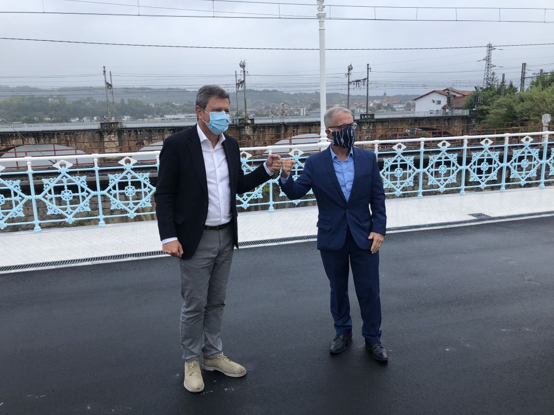 El alcalde de Irun, José Antonio Santano y el de Hendaya, Kotte Ecenarro, han escenificado la reapertura del puente Avenida esta mañana. El alcalde de Irun, José Antonio Santano y el de Hendaya, Kotte Ecenarro, han escenificado la reapertura del puente Avenida esta mañana.