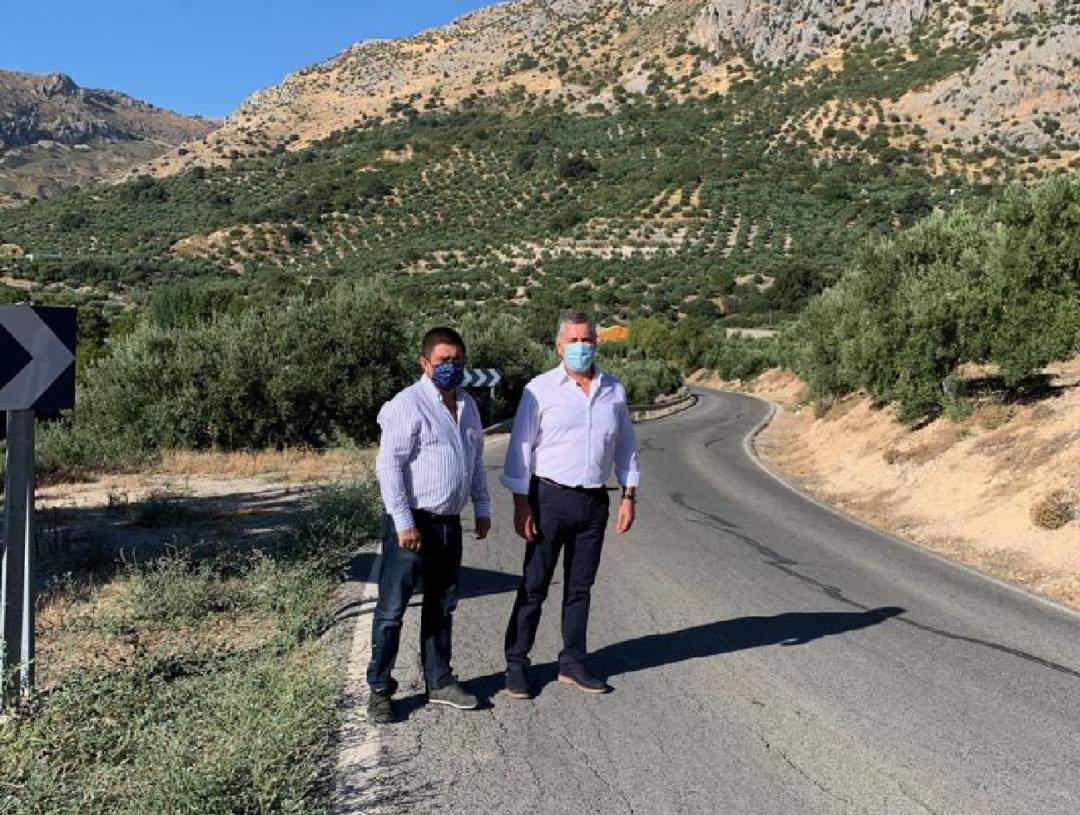 Francisco Reyes (Izquierda) acompañado del alcalde de Albanchez de Mágina, Diego Fernández, en la visita a la carretera sobre la que se va a actuar Francisco Reyes (Izquierda) acompañado del alcalde de Albanchez de Mágina, Diego Fernández, en la visita a la carretera sobre la que se va a actuar
