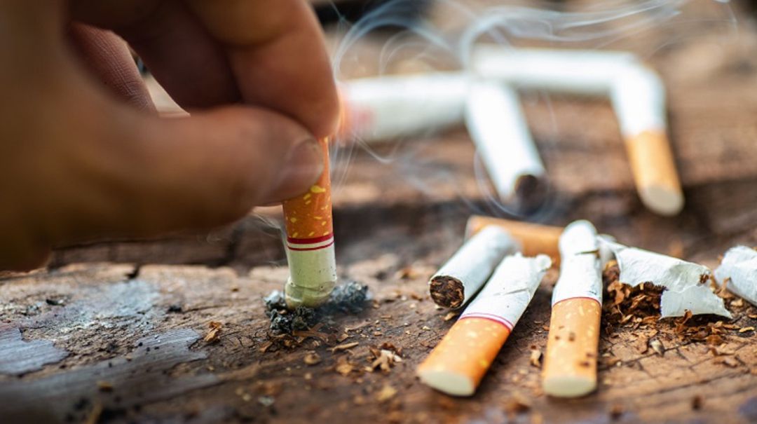 Fumador apagando un cigarro. Fumador apagando un cigarro.