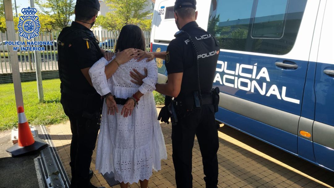 Momento de la detención de la acusada. Momento de la detención de la acusada.