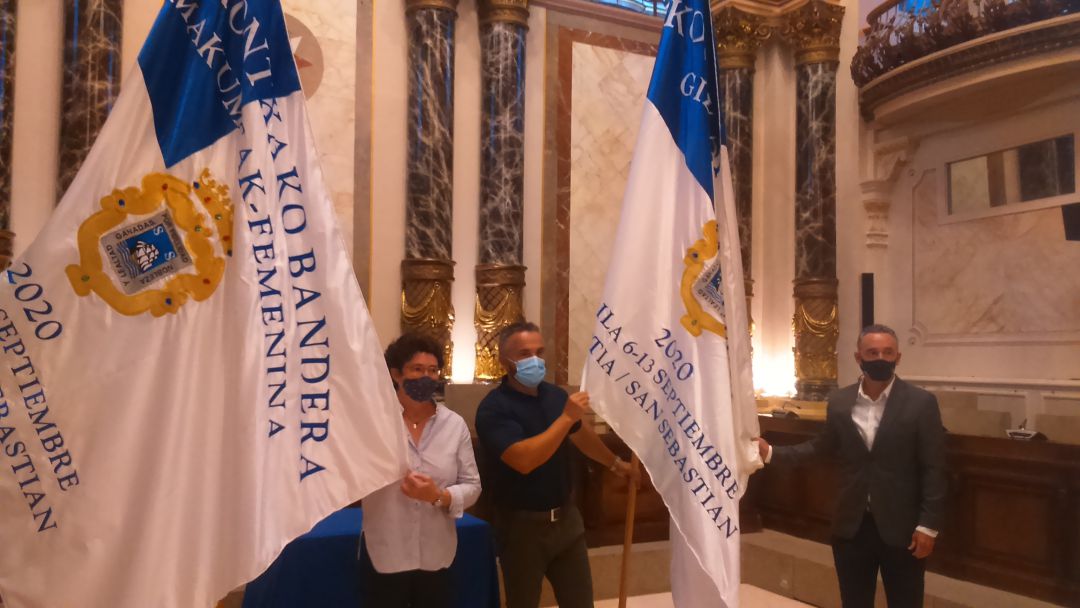 Autoridades y organizadores de las Regatas de la Concha posan con las dos Banderas que se entregaran a las dos traineras ganadoras en esta edicion 2020 Autoridades y organizadores de las Regatas de la Concha posan con las dos Banderas que se entregaran a las dos traineras ganadoras en esta edicion 2020