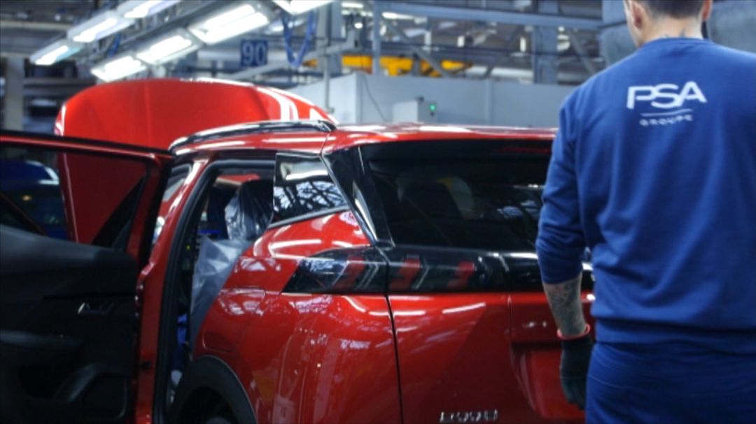 Un operario de PSA en el sistema de montaje del Peugeot 2008 Un operario de PSA en el sistema de montaje del Peugeot 2008