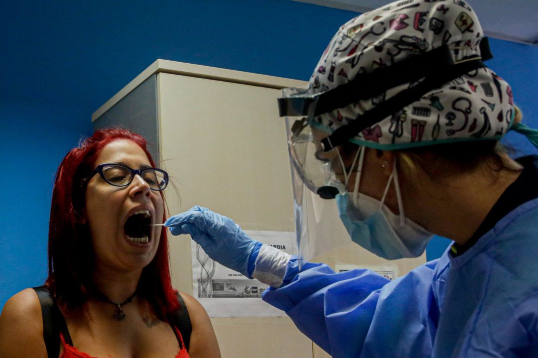 Una trabajadora sanitaria realiza una prueba PCR a una de las personas que ha acudido durante la jornada de este jueves a realizarse un test al dispositivo instalado en el Centro de Especialidades El Arroyo, en Fuenlabrada. Una trabajadora sanitaria realiza una prueba PCR a una de las personas que ha acudido durante la jornada de este jueves a realizarse un test al dispositivo instalado en el Centro de Especialidades El Arroyo, en Fuenlabrada.