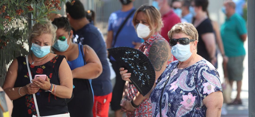 Varias personas esperan para hacerse una prueba en el dispositivo instalado por la Comunidad de Madrid en el Centro de Especialidades El Arroyo de Fuenlabrada para la realización de pruebas PCR en población de entre 15 y 49 años, para la detección precoz de COVID-19 en personas. Varias personas esperan para hacerse una prueba en el dispositivo instalado por la Comunidad de Madrid en el Centro de Especialidades El Arroyo de Fuenlabrada para la realización de pruebas PCR en población de entre 15 y 49 años, para la detección precoz de COVID-19 en personas.