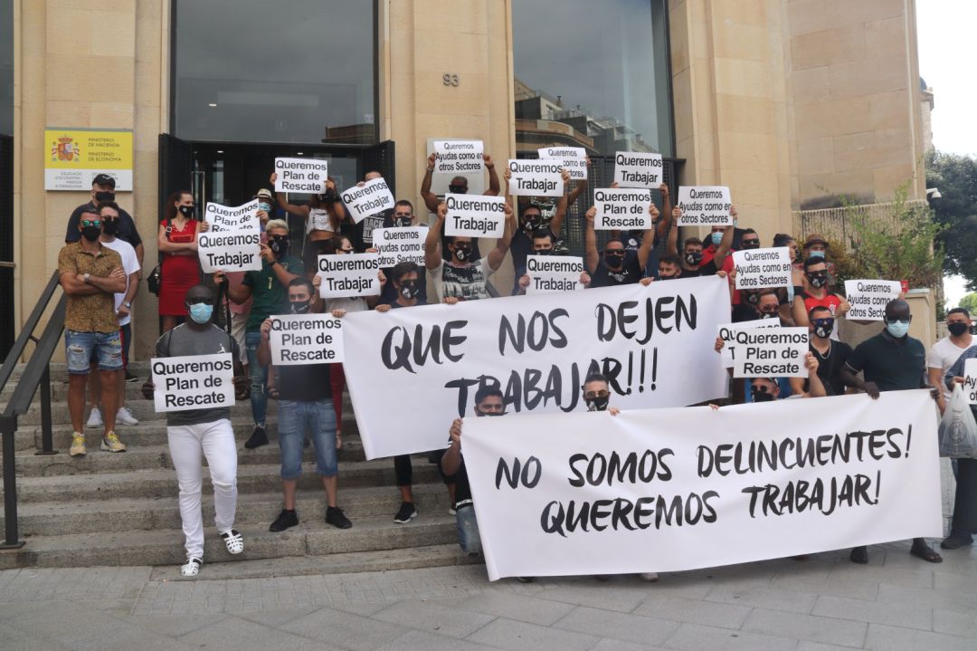 Imatge dels concentrats per demanar que es reobrin els locals d'oci nocturn davant la delegació d'hisenda de Tarragona Imatge dels concentrats per demanar que es reobrin els locals d'oci nocturn davant la delegació d'hisenda de Tarragona