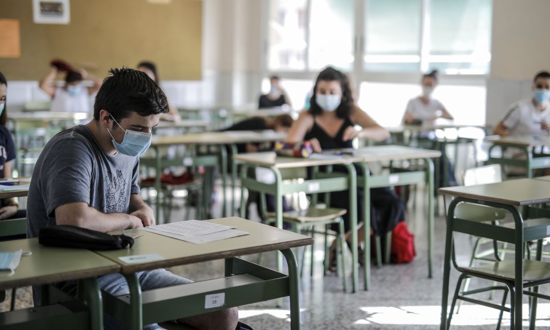 Alumnos con mascarillas en las aulas. Alumnos con mascarillas en las aulas.