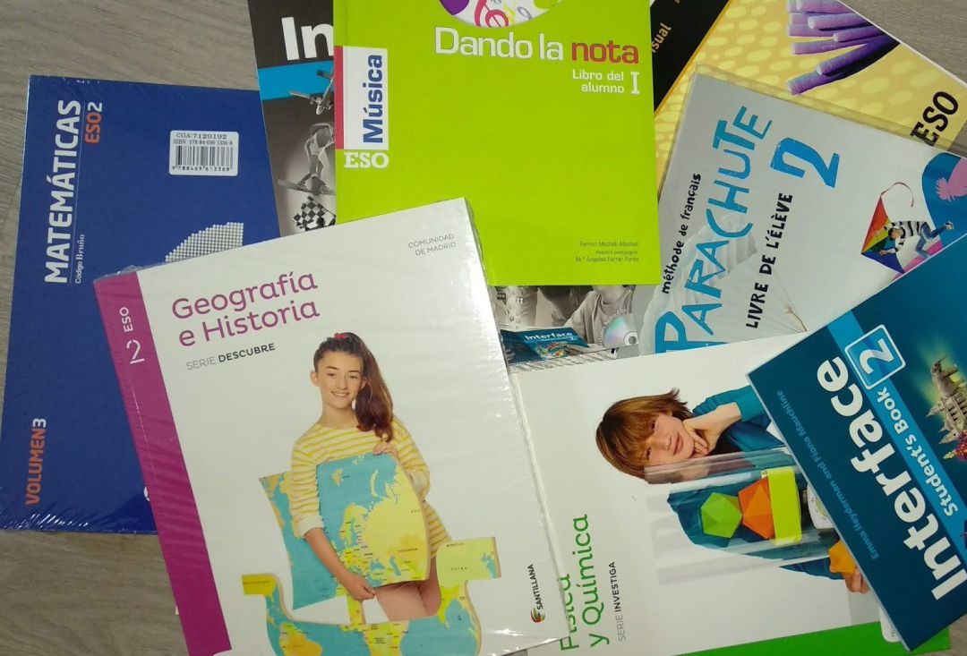 Imagen de recurso de unos libros de texto. Imagen de recurso de unos libros de texto.