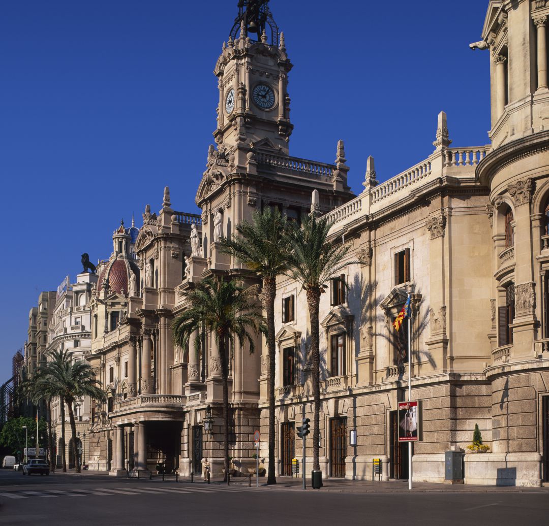 El Ayuntamiento de València fue una de las primeras instituciones en reincorporar el valenciano tras la dictadura. El Ayuntamiento de València fue una de las primeras instituciones en reincorporar el valenciano tras la dictadura.