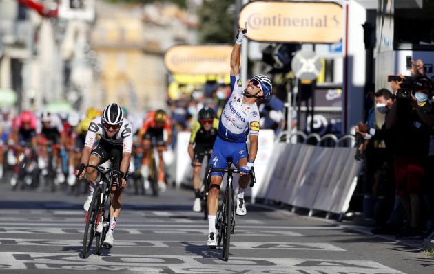 Alaphilippe celebra su triunfo en meta Alaphilippe celebra su triunfo en meta