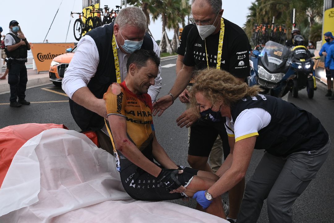 Rafa Valls fue evacuado al hospital por los servicios médicos del Tour. Rafa Valls fue evacuado al hospital por los servicios médicos del Tour.