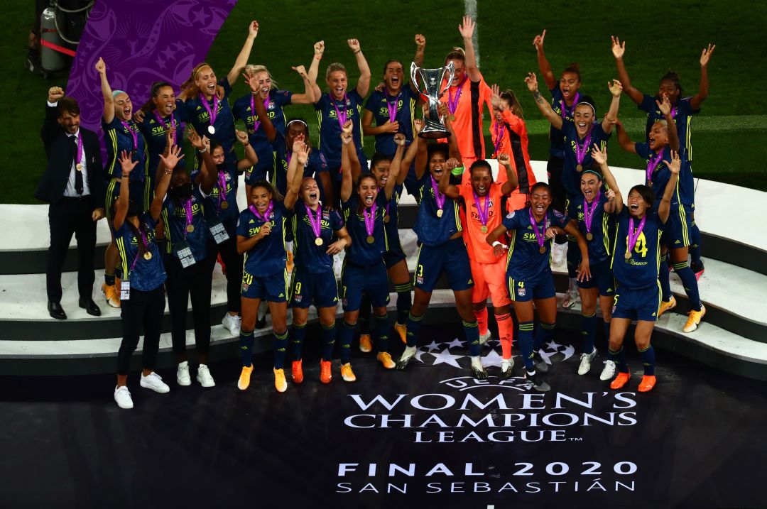 Las jugadoras del Lyon levantan el trofeo. Las jugadoras del Lyon levantan el trofeo.
