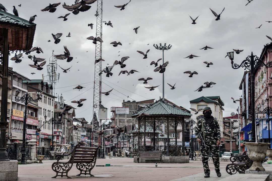 Un militar controla las calles de Srinagar, en la India Un militar controla las calles de Srinagar, en la India