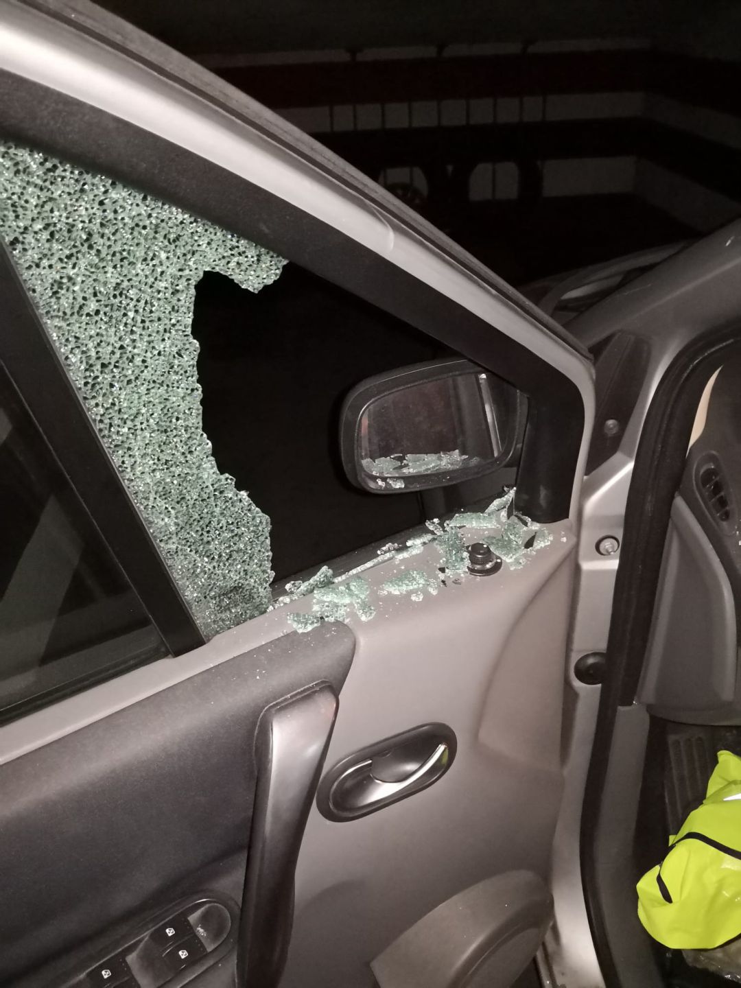 Así ha quedado uno de los turismos al que le reventaron los cristales Así ha quedado uno de los turismos al que le reventaron los cristales