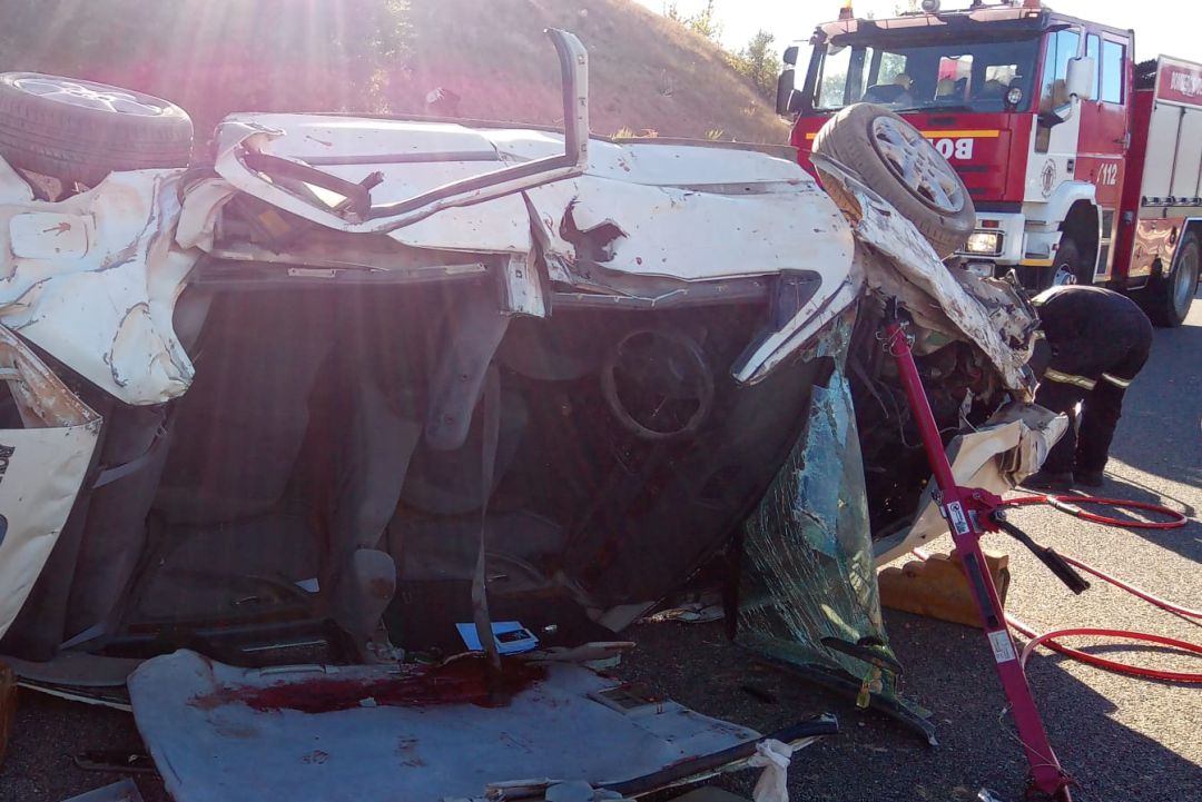El vehículo siniestrado en la A-6, a la altura de Camponaraya El vehículo siniestrado en la A-6, a la altura de Camponaraya