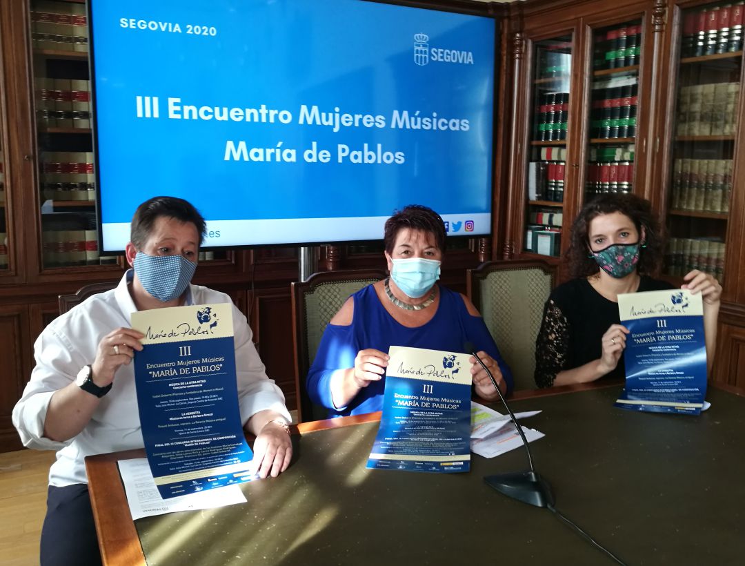 La presidenta de los vecinos de Santa Eulalia, Esther Santos, la alcaldesa Clara Luquero y Noelia Gómez cordinadora de la Fundación Juan de Borbón, durante la presentación del encuentro La presidenta de los vecinos de Santa Eulalia, Esther Santos, la alcaldesa Clara Luquero y Noelia Gómez cordinadora de la Fundación Juan de Borbón, durante la presentación del encuentro