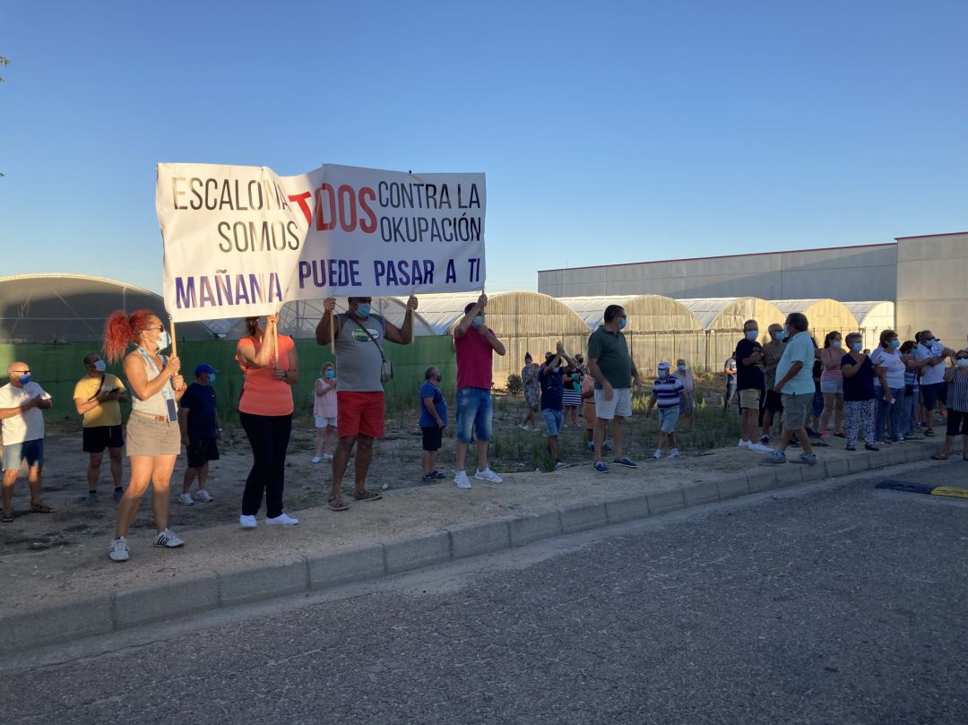 Vecinos de la urbanización 'Castillo de Escalona' manifestándose contra la okupación.
Vecinos de la urbanización 'Castillo de Escalona' manifestándose contra la okupación.