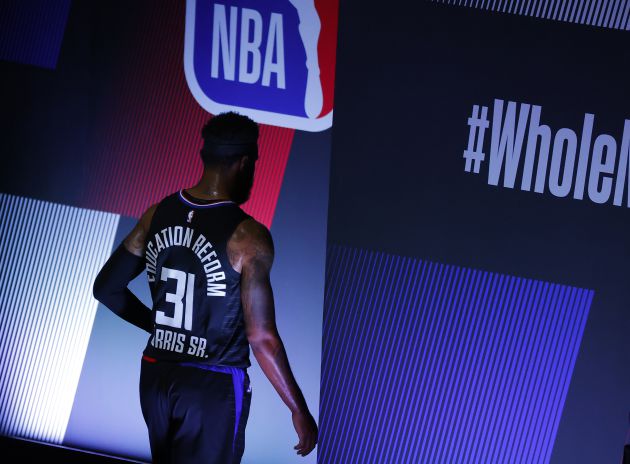 Marcus Morris se retira expulsado Marcus Morris se retira expulsado