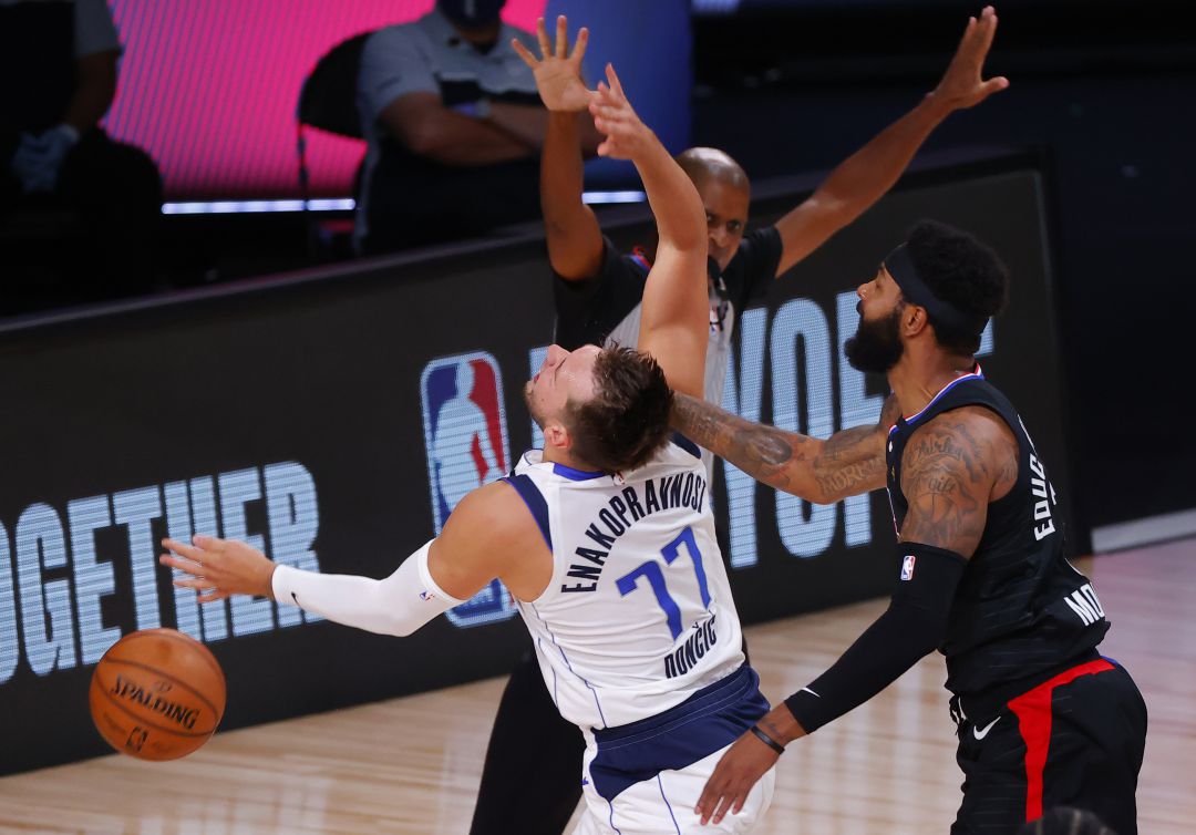 Falta de Marcus Morris sobre Luka Doncic Falta de Marcus Morris sobre Luka Doncic