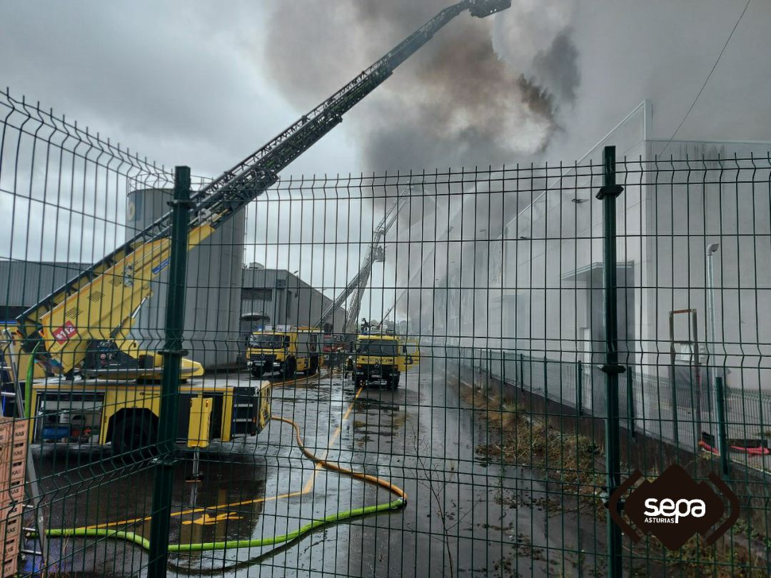 Los equipos de extinción de incendios, procedentes de varios parques, atacan el fuego declarado en las naves del polígono industrial de Silvota Los equipos de extinción de incendios, procedentes de varios parques, atacan el fuego declarado en las naves del polígono industrial de Silvota