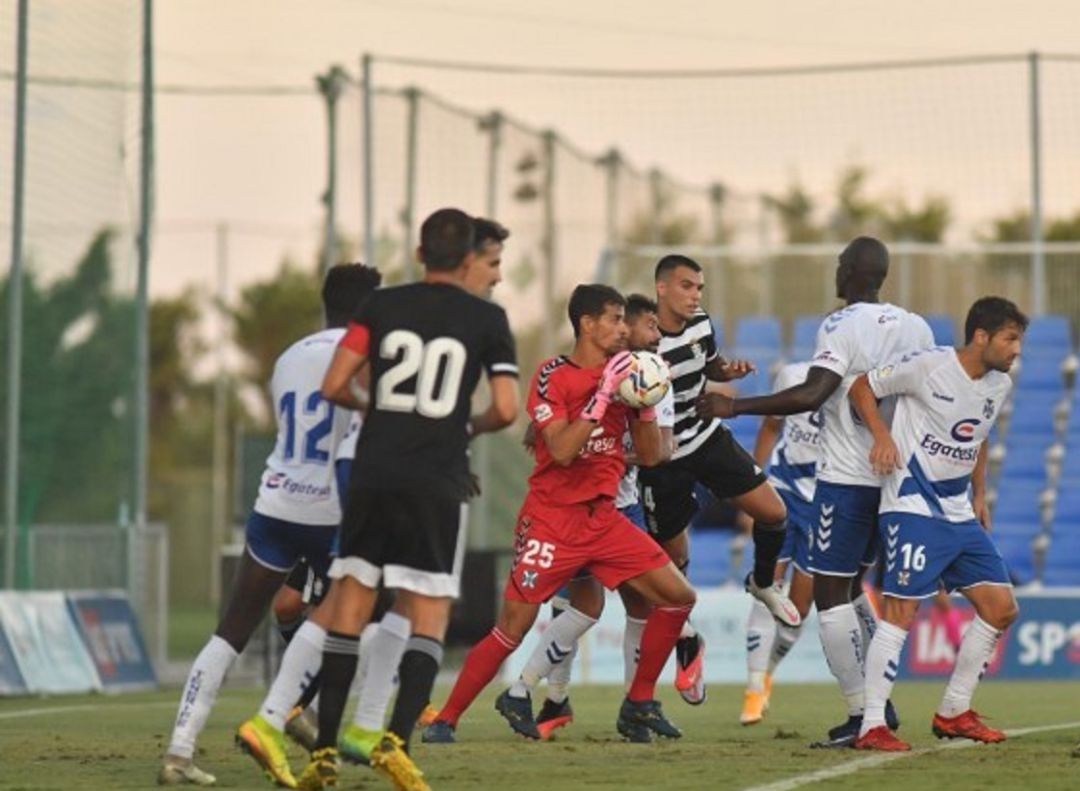 Dani Hernández controla un balón en presencia de varios jugadores Dani Hernández controla un balón en presencia de varios jugadores