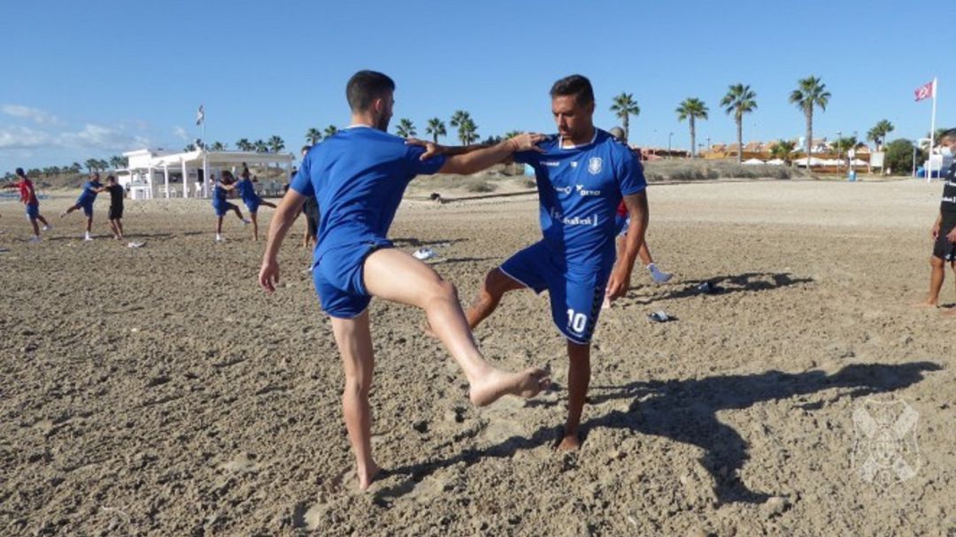 El plantel de Fran Fernández se ejercitó en la playa de las Higuericas antes de volver a la isla El plantel de Fran Fernández se ejercitó en la playa de las Higuericas antes de volver a la isla