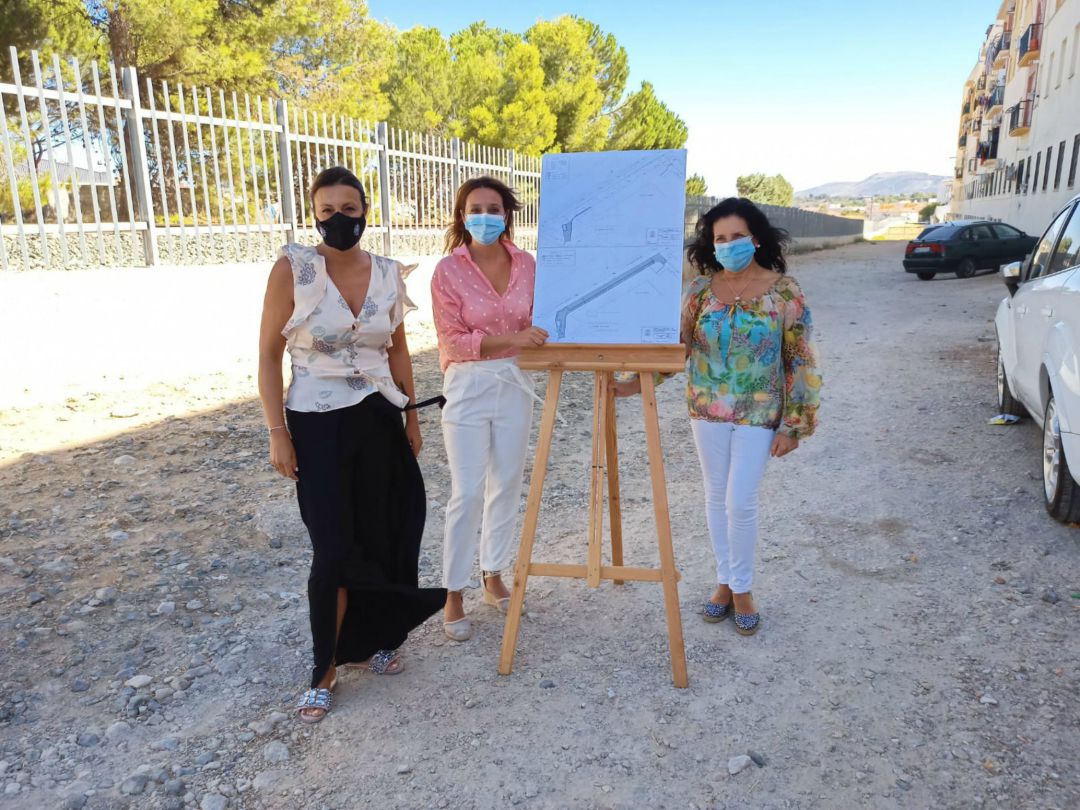 La alcaldesa de Ronda, Mª Paz Fernández, junto a la segunda teniente de Alcalde, Josefa Valle y la delegada municipal de Obras, Concha Muñoz. La alcaldesa de Ronda, Mª Paz Fernández, junto a la segunda teniente de Alcalde, Josefa Valle y la delegada municipal de Obras, Concha Muñoz.